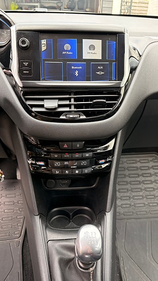 Peugeot 208 4 of 5