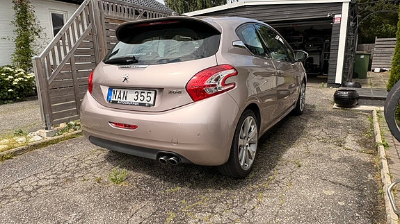 Peugeot 208 2 of 5