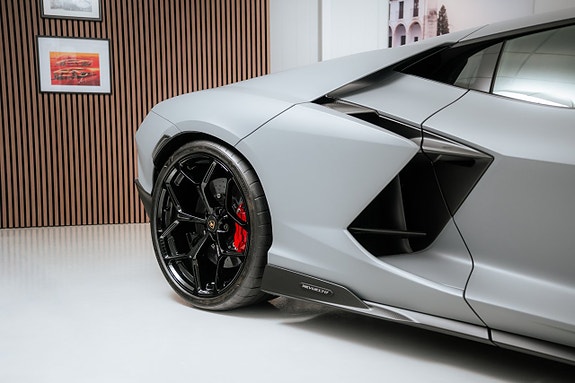 Lamborghini Revuelto 5 of 5