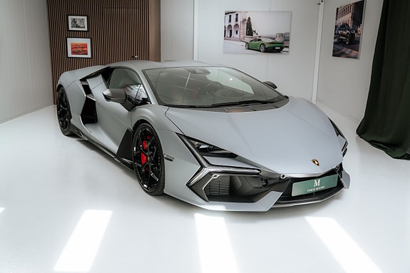 Lamborghini Revuelto 2 of 5