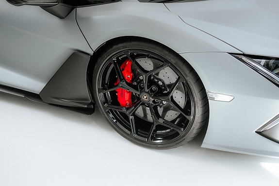 Lamborghini Revuelto 4 of 5
