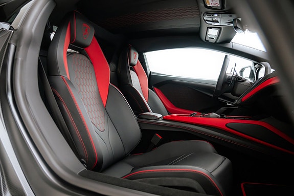 Lamborghini Revuelto 15 of 15