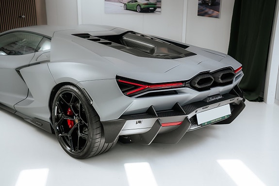 Lamborghini Revuelto 8 of 15