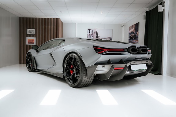 Lamborghini Revuelto 7 of 15