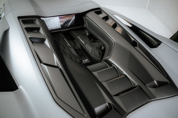 Lamborghini Revuelto 9 of 15