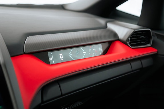 Lamborghini Revuelto 14 of 15