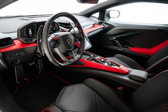 Lamborghini Revuelto 10 of 15