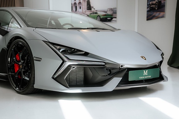 Lamborghini Revuelto 3 of 5