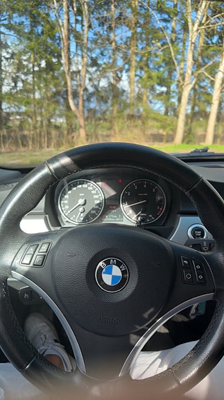 BMW 320i 4 of 6