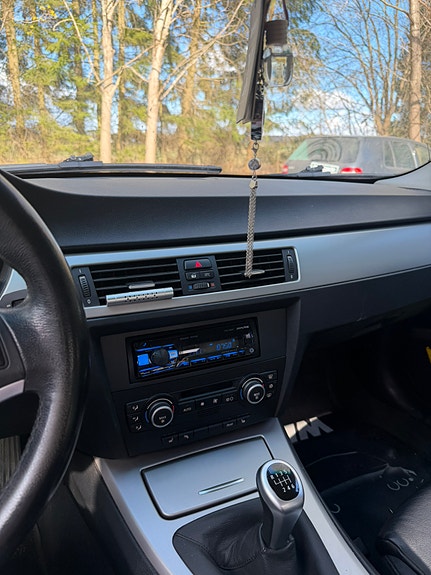 BMW 320i 5 of 6