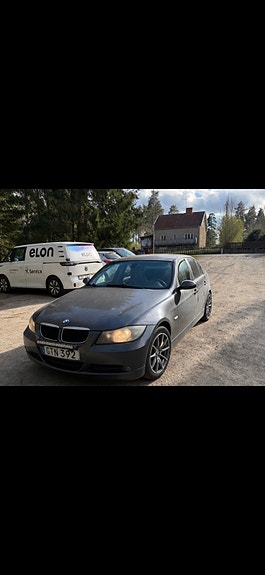 BMW 320i 3 of 6
