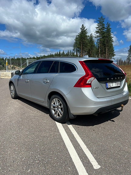 Volvo V60 2 of 5