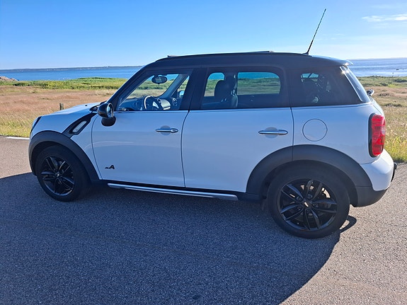 MINI Countryman Cooper D 2 of 5