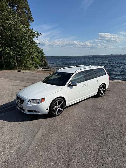 Volvo V70 2 of 5