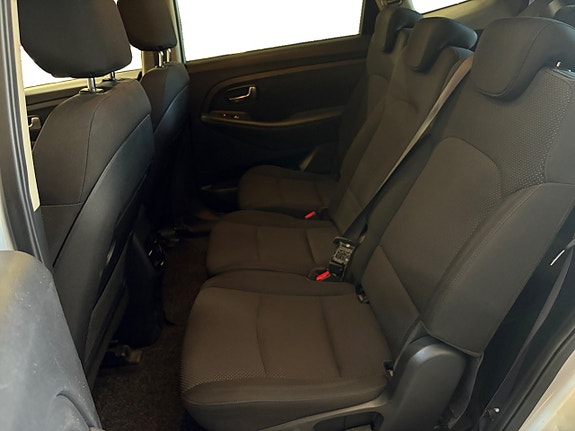 Kia Carens 15 of 18