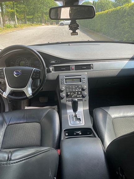 Volvo V70 2 of 4