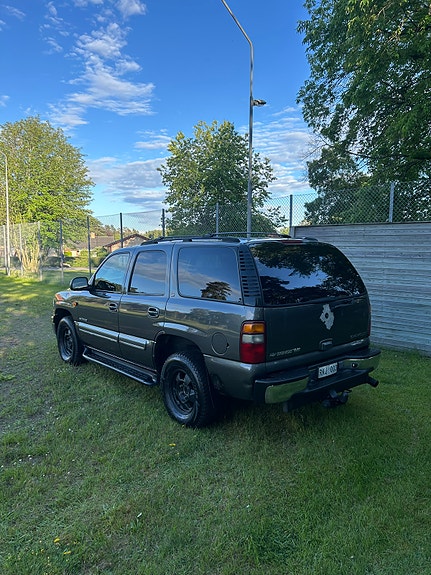 Chevrolet Tahoe 2 of 5