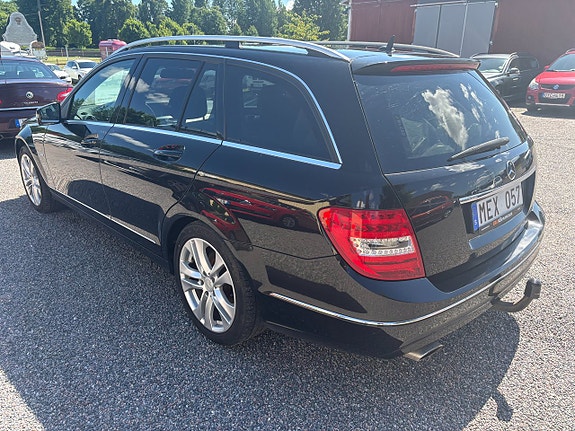Mercedes-Benz C220 4 of 5