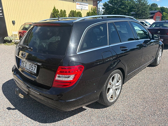 Mercedes-Benz C220 3 of 5