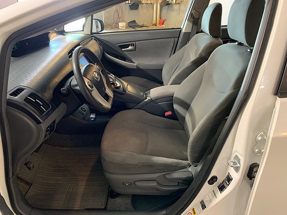 Toyota Prius 8 of 21
