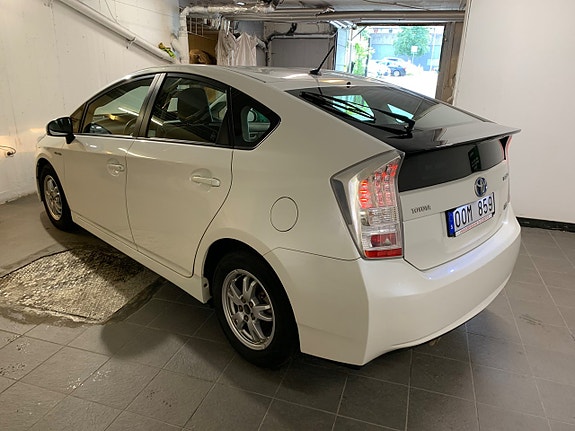 Toyota Prius 4 of 5