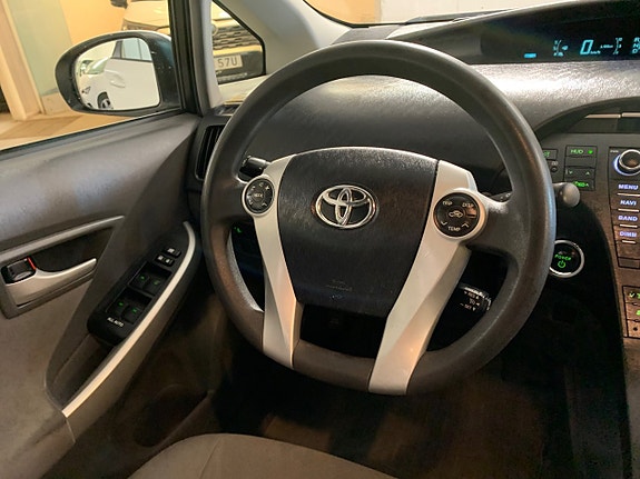 Toyota Prius 11 of 21