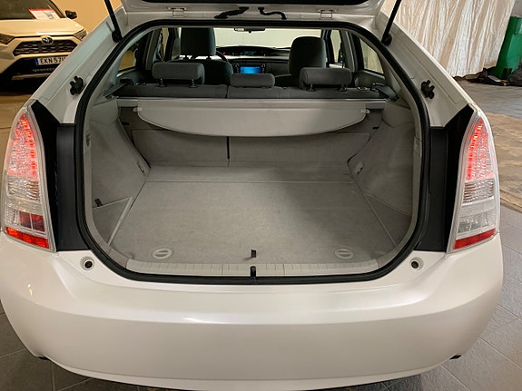 Toyota Prius 7 of 21