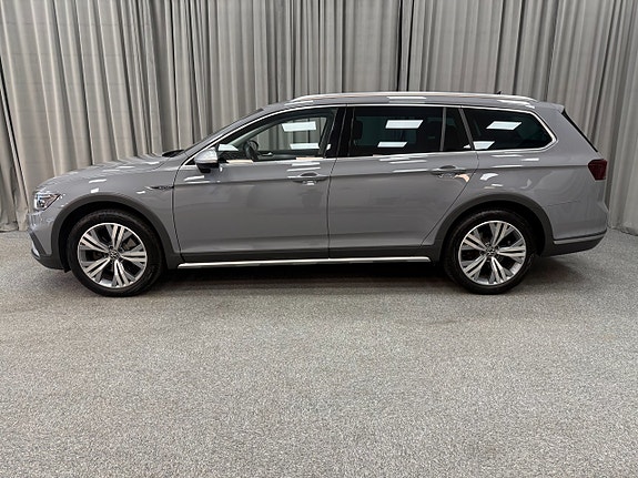 Volkswagen Passat Alltrack 2 of 17