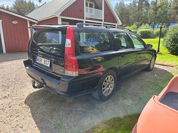 Volvo V70 3 of 4