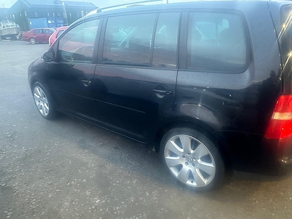 Volkswagen Touran 2 of 3