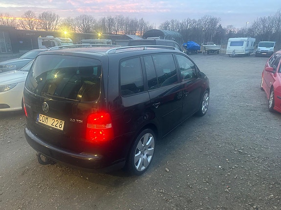 Volkswagen Touran 3 of 3