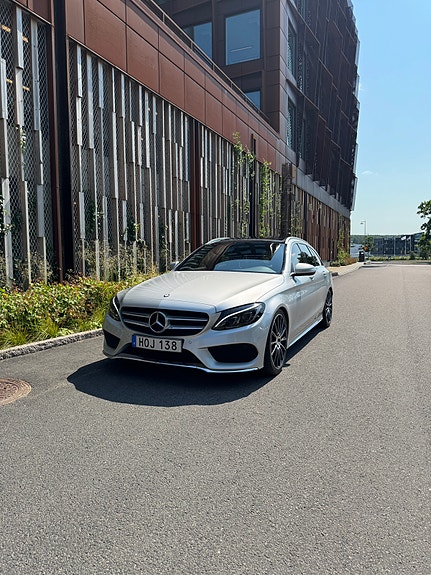 Mercedes-Benz C300 2 of 24