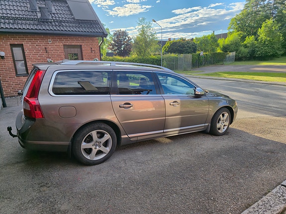 Volvo V70 2 of 5