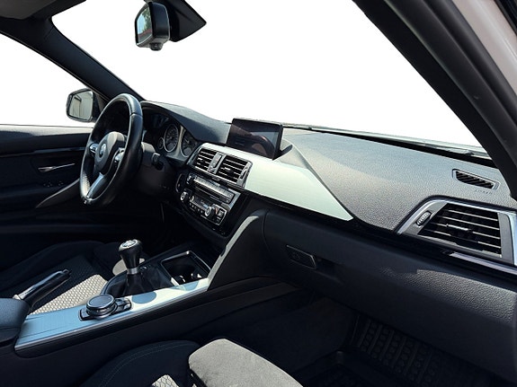 BMW 318d 14 of 17