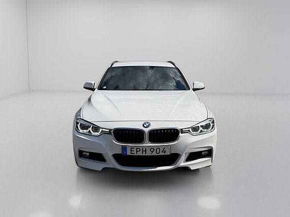 BMW 318d 2 of 5