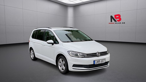 Volkswagen Touran 2 of 5