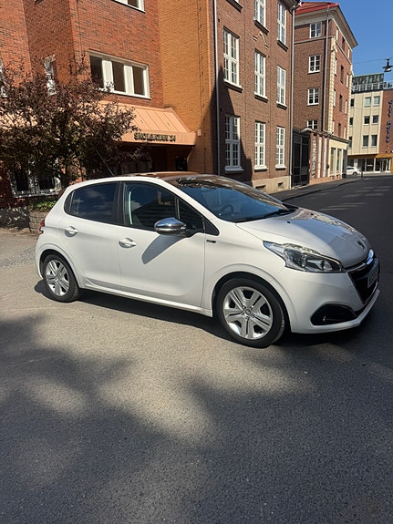 Peugeot 208 2 of 5