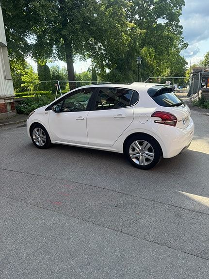 Peugeot 208 4 of 5