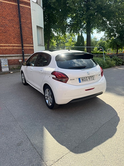 Peugeot 208 3 of 5