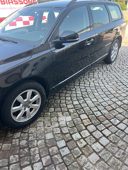 Volvo V70 2 of 5