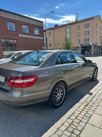 Mercedes-Benz E350 3 of 5