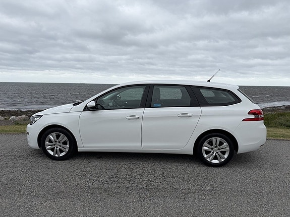 Peugeot 308 2 of 5