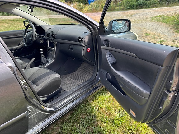 Toyota Avensis 3 of 5