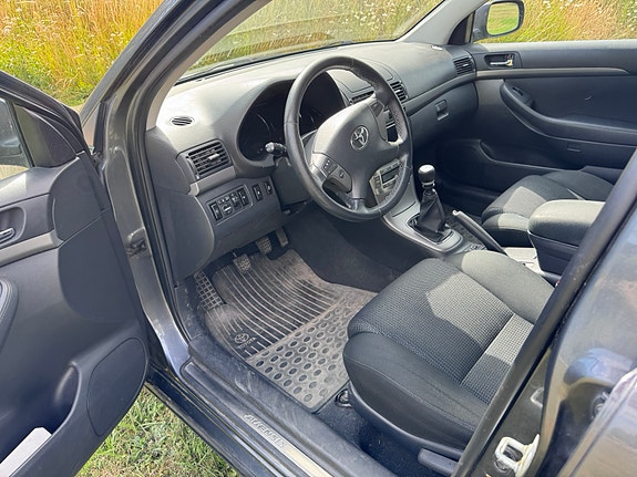 Toyota Avensis 4 of 5