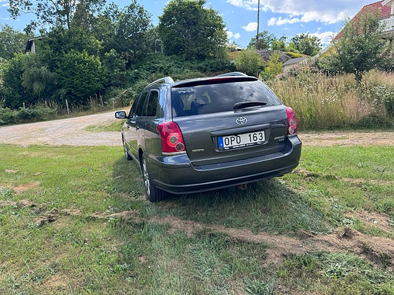 Toyota Avensis 2 of 5