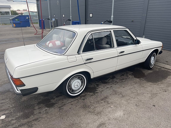Mercedes-Benz 200 4 of 7