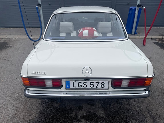 Mercedes-Benz 200 2 of 7