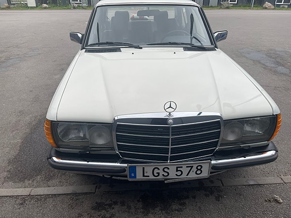 Mercedes-Benz 200 3 of 7