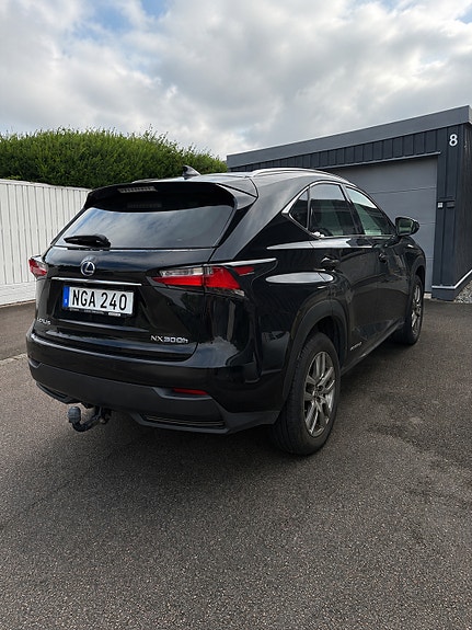 Lexus NX300h 2 of 4
