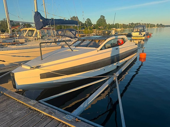 Ruptech 32 hytt båt med Penta D6 370 duopropp 3 of 5
